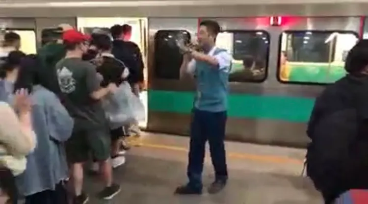 高捷站長林忠明昨晚在月台疏運五月天粉絲時，引吭高歌為粉絲解悶。翻攝陳邁臉書
