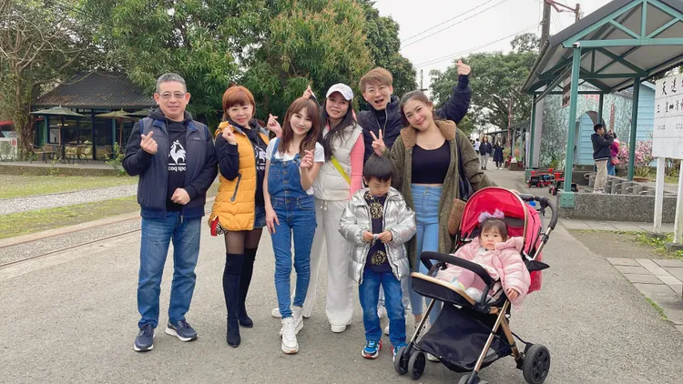 王宥忻（左三）和粉絲同遊。