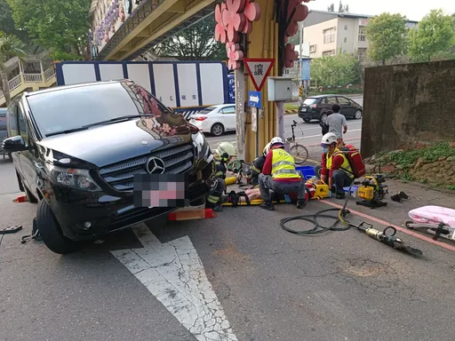 桃園騎士自摔遭前車輾壓車輪下 警消助脫困送醫保住一命