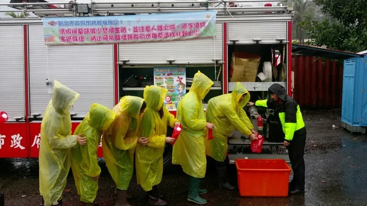 警消在公墓外圍駐點提供澆熄用水。新北市消防局提供