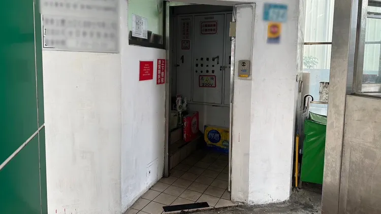 王男與陳女在樓梯間發生爭吵。新莊警分局提供