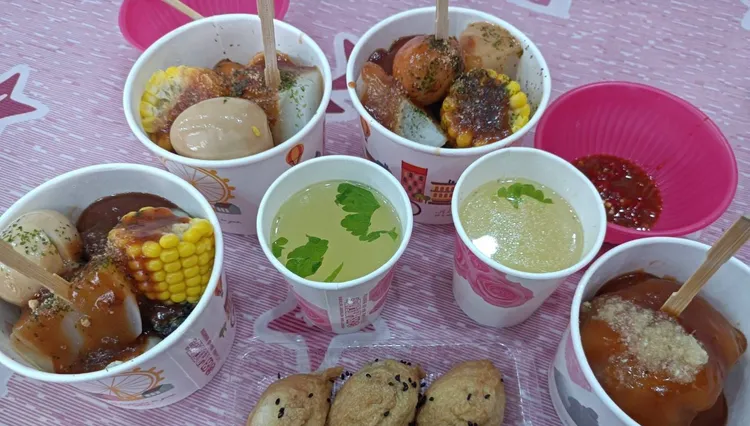 新竹市城隍廟廟口甜不辣老闆，因日前車禍截10指，但身殘心不殘，他供應「愛心待用餐」回饋給需要幫助的弱勢群族。翻攝《城隍廟口甜不辣》粉絲頁