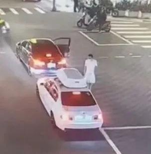 鍾姓幫派分子因行車糾紛在道路上攔車。桃園市警局提供