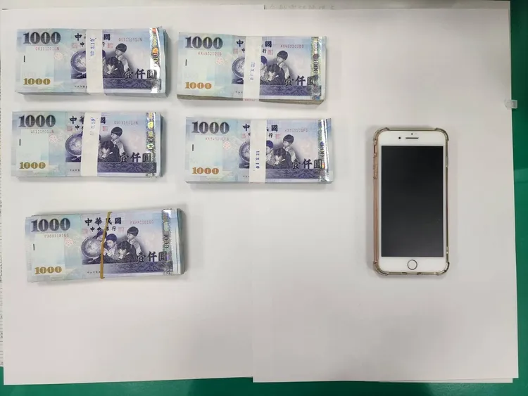 中壢警分局逮車手起出贓款和手機。桃園市警局提供
