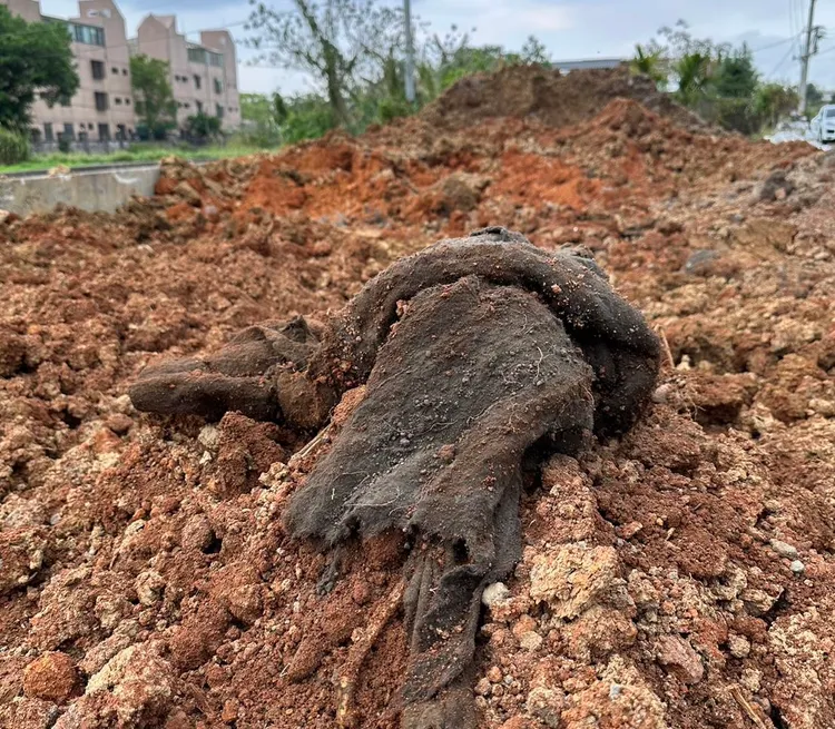 廢土堆中夾帶廢棄物。楊朝偉提供