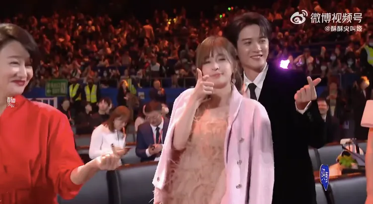 檀健次（右）替王心凌（中）化解尷尬，被讚是「教科書式的救場」。翻攝酥酥尖叫姬微博 