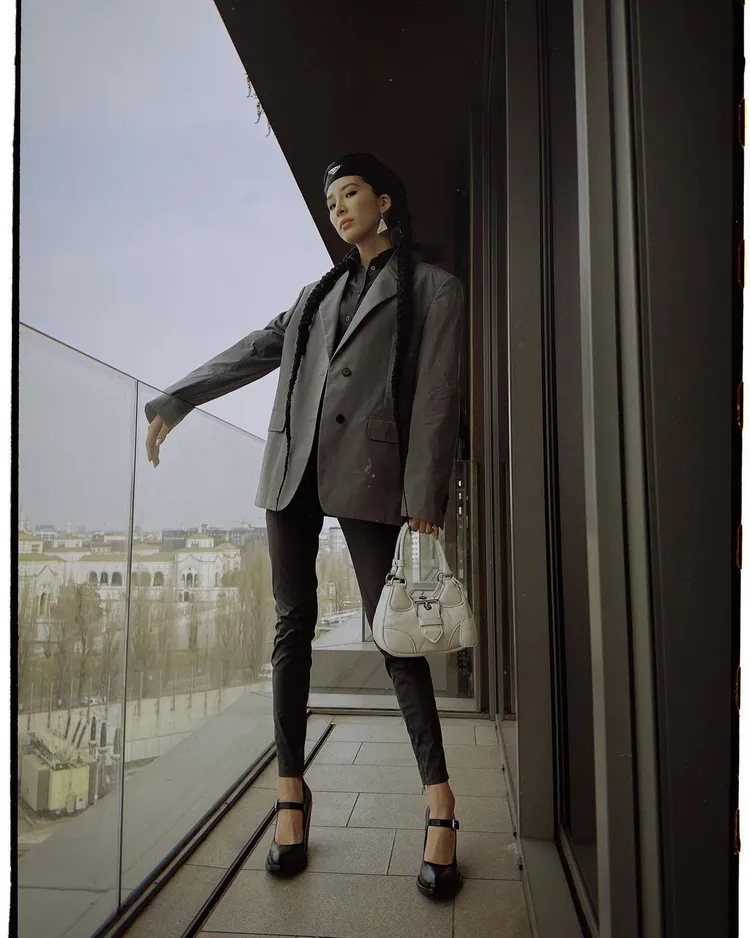 韓國時尚網紅Irene Kim以Moon手袋為個性十足的打扮增色。翻攝ireneisgood IG