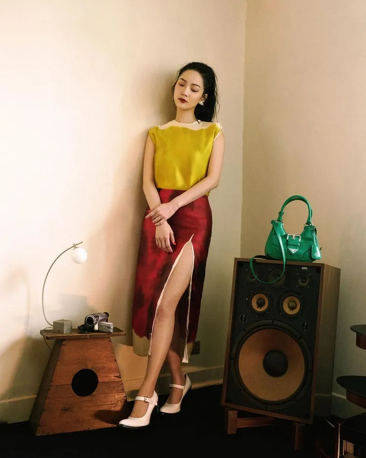 曾之喬以性感熱火的高衩裙裝，凸顯出綠色Moon手袋的獨特魅力。翻攝chiaochiaotzeng IG