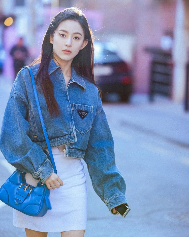 以夯劇《殭屍校園》走紅的韓國女星朴持厚，以青春洋溢的丹寧造型，示範了搶眼的Moon手袋。翻攝03_hu IG
