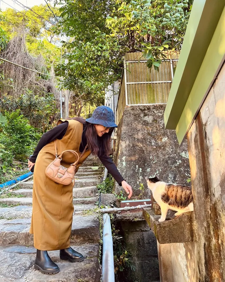 柯佳嬿背上焦糖色的Moon手袋，記錄下了輕鬆愜意的文藝日常。翻攝alicekochiayen IG