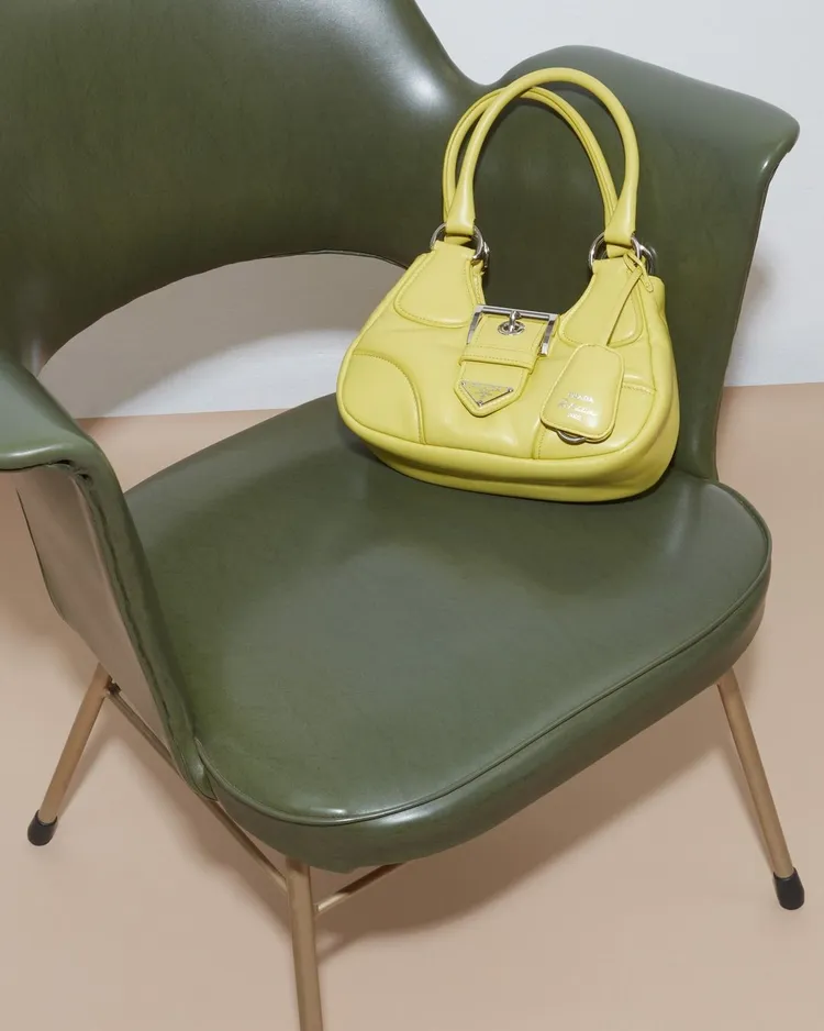 柚綠色Moon納帕軟皮手袋，7萬8000元。翻攝prada IG