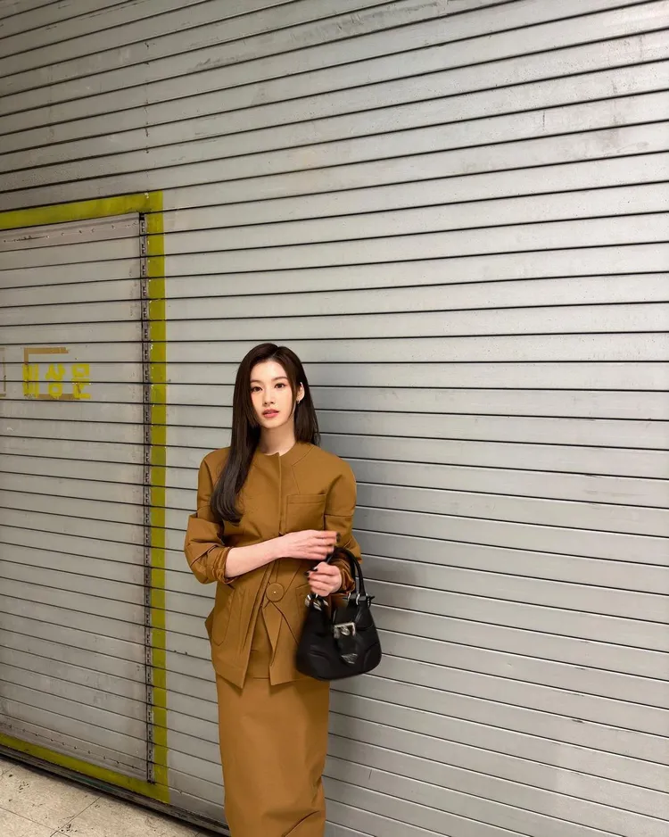 韓團TWICE日籍成員Sana拎起有著復古感的Moon手袋，看來格外優雅有型。翻攝m.by__sana IG