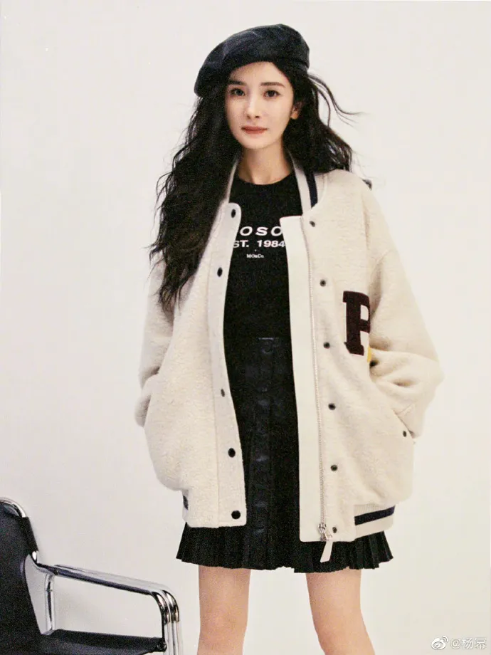 楊冪跟劉愷威離婚後，依然穩居中國電視劇一線女星地位。翻攝本人微博