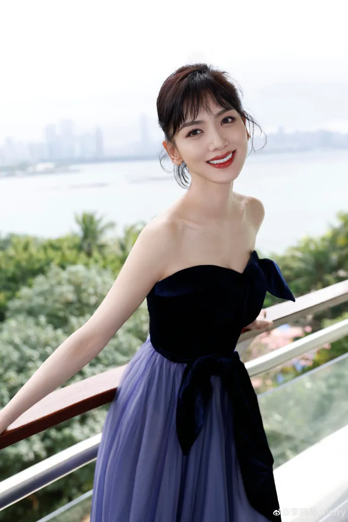 李曉峰在《愛的二八定律》演楊冪的嫂子兼閨蜜。翻攝本人微博