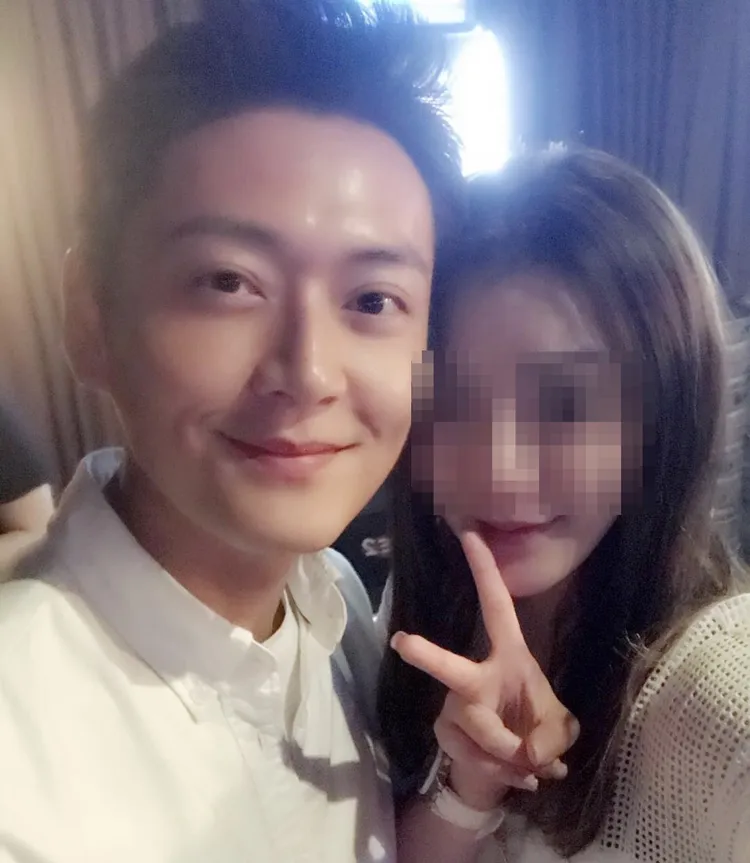 潘姓女嫌秀出與張振朗合照。翻攝網路