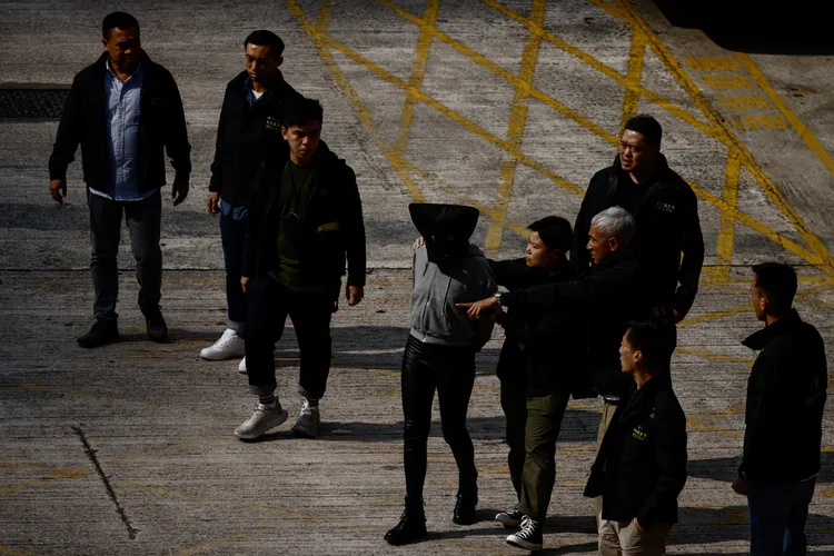 蔡天鳳烹屍案第7名嫌犯（灰衣者）在中國被捕，公安今天移交港警。路透社