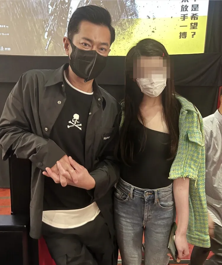 潘姓女嫌秀出與古天樂合照。翻攝網路