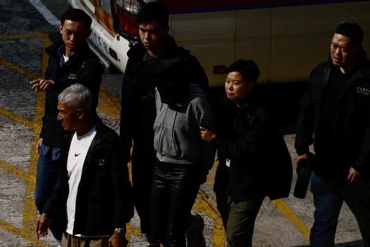 蔡天鳳烹屍案第7名嫌犯（灰衣者）在中國被捕，公安今天移交港警。路透社