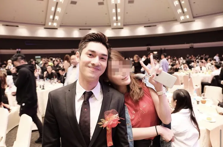 潘姓女嫌秀出與關楚耀合照。翻攝網路