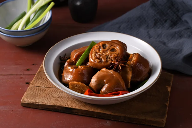 農場晃晃使用黑麥汁燉煮豬腳，口感Q彈不膩口。業者提供