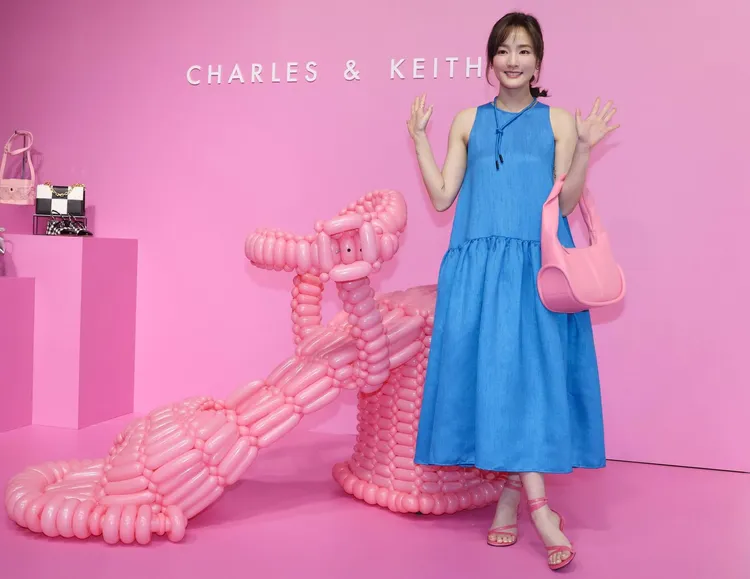 CHARLES & KEITH以充滿春天色彩與巨大氣球包款、鞋款裝置的陳列場景，讓王淨少女心噴發。彭欣偉攝