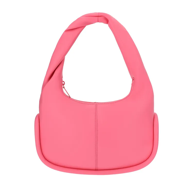 大膽極簡主題下的扭結流浪包，2390元。品牌提供