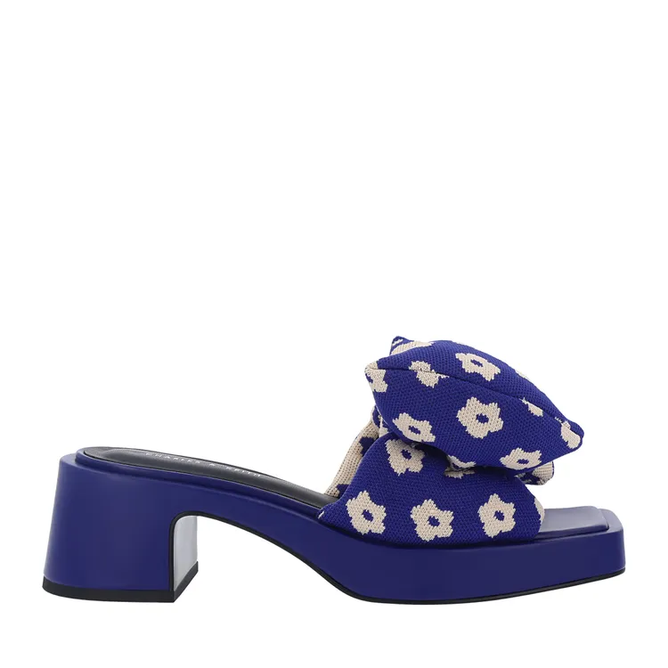 澎澎蝴蝶結粗跟拖鞋，1790元。品牌提供