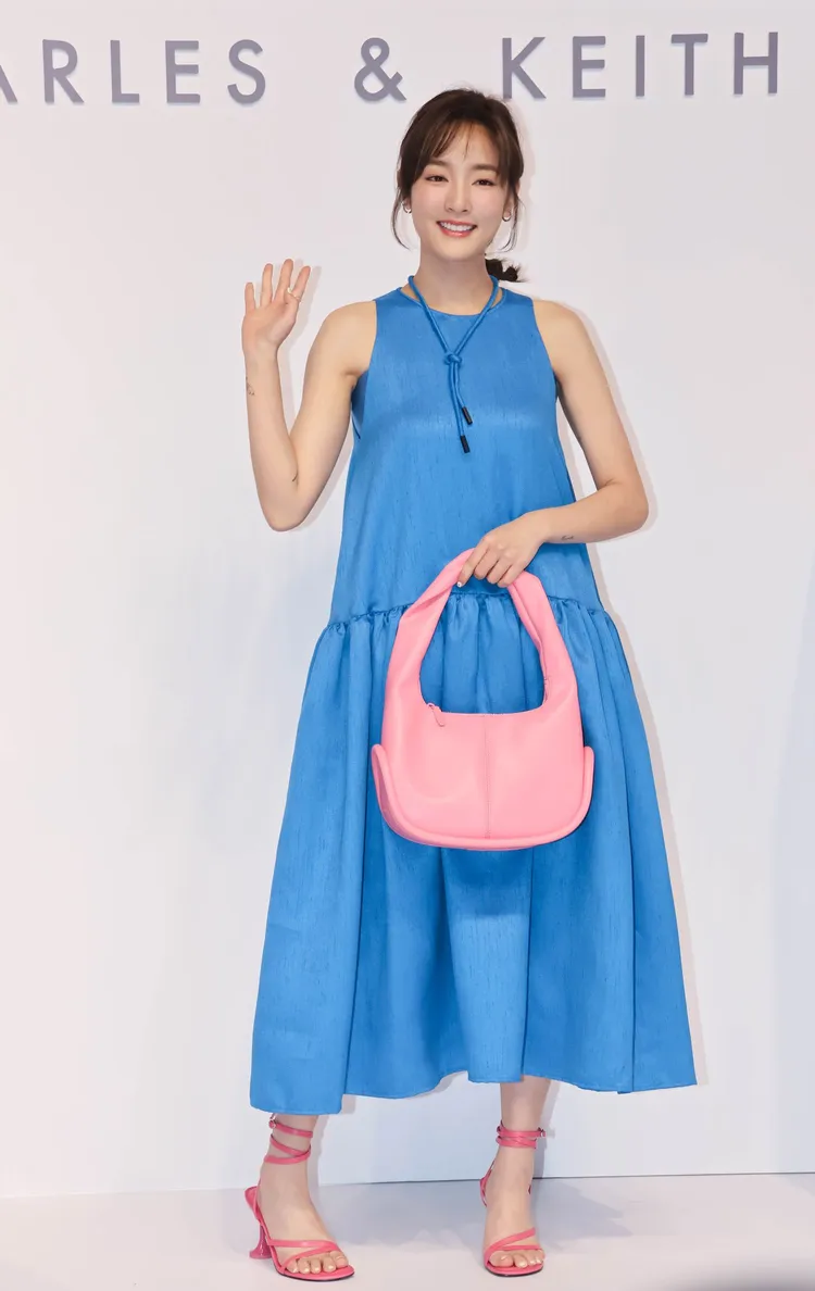 王淨今穿寶藍亮色低腰長洋裝搭配桃粉色高涼鞋亮相CHARLES & KEITH活動，撞色搭配讓她形容自己是「把我活潑個性的一面帶出來了」。彭欣偉攝