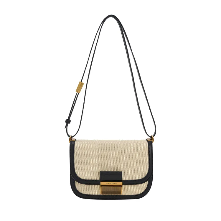 Charlot帆布金釦包，1990元。品牌提供