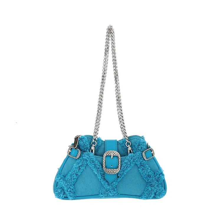 方釦鍊帶手提包，2790元。品牌提供