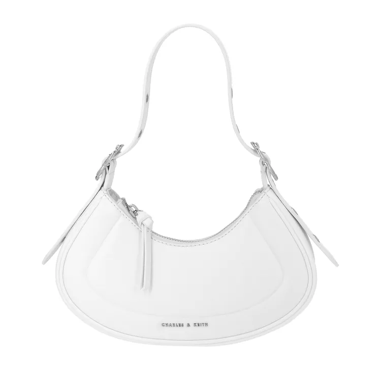 大膽極簡主題下的Petra微笑肩背包也擄獲王淨喜愛，1890元。品牌提供