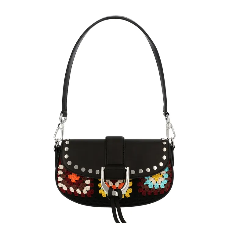 王靜推薦款Gabine真皮刺繡肩背包，4690元。品牌提供