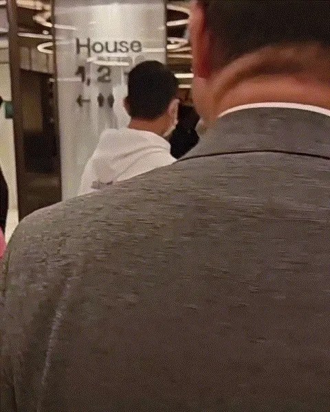 女粉絲跟上劉德華後猛地一攬得手。翻攝自新浪網