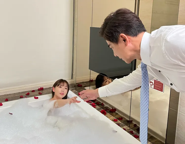 賴芊合（左）色誘翁家明，尺度超越以往。民視提供