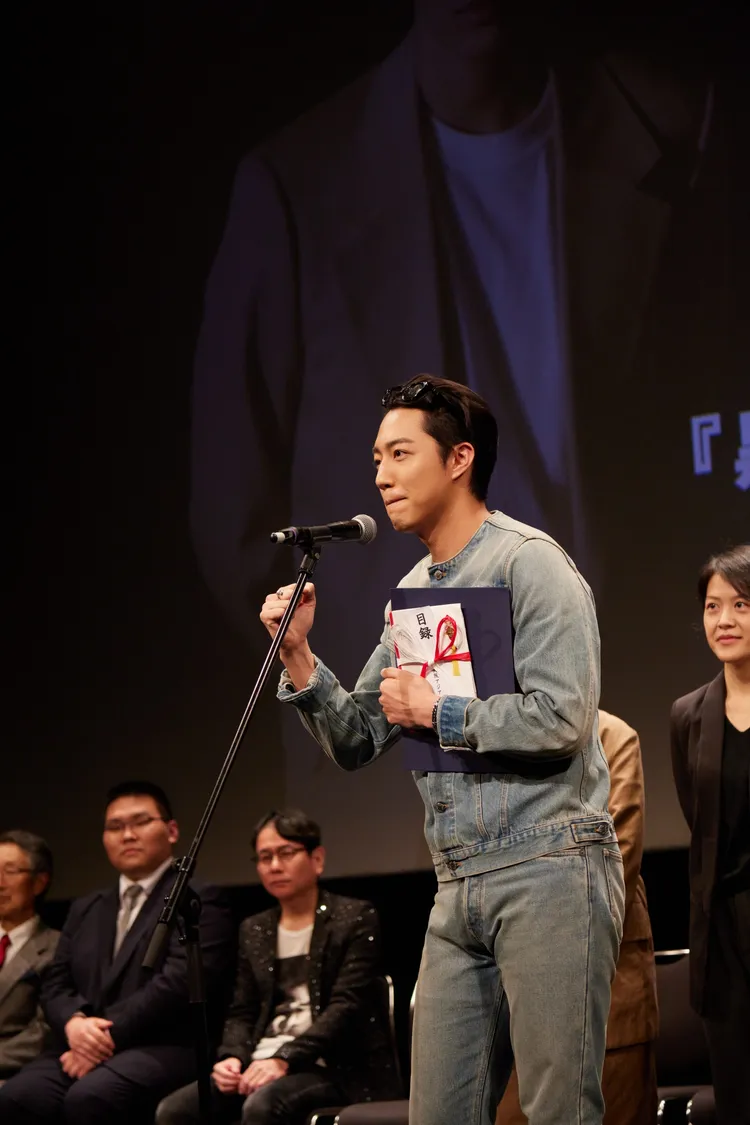 蔡凡熙上台代替柯震東領獎，在台上開心握拳。禾豐九路提供