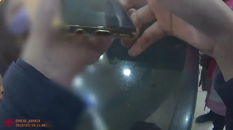 警員與黃婦姪子通電話。中和警分局提供