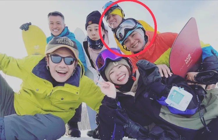 洪小鈴和張天霖（紅圈處）今年2月一同和好友們去日本滑雪。翻攝洪小鈴IG