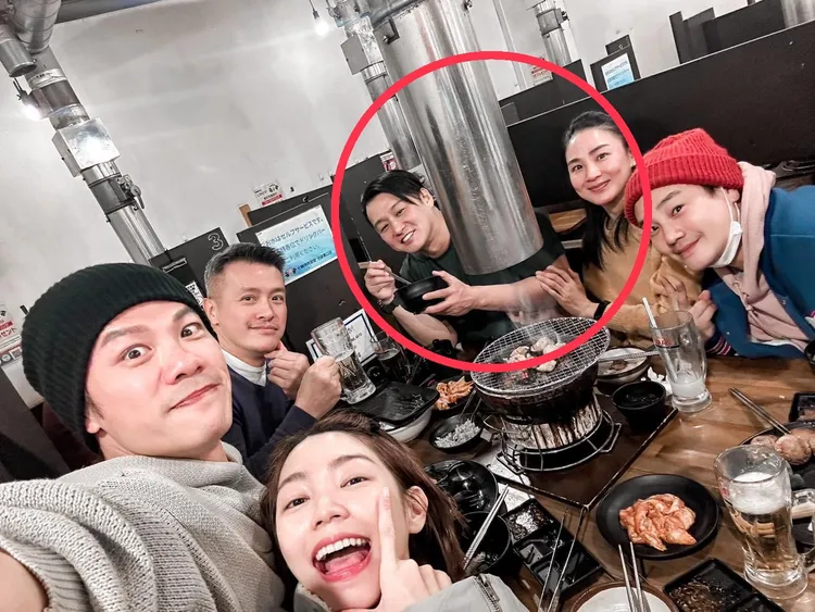 洪小鈴和張天霖（紅圈處）和陳志強（逆時針左起）、曾智希、綠茶一起吃燒肉時，忍不住摸手手。翻攝洪小鈴IG