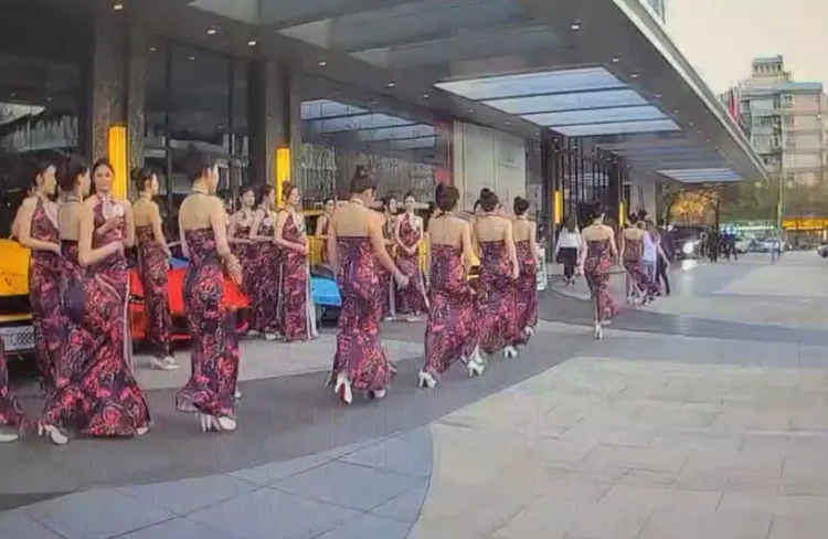 當天170名長腿旗袍辣妹魚貫走入萬豪酒店。翻攝畫面