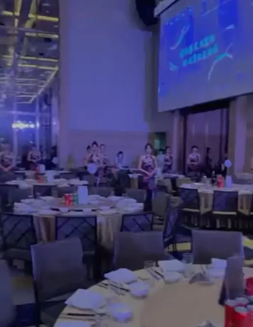 170名辣妹進行桌邊服務。翻攝畫面