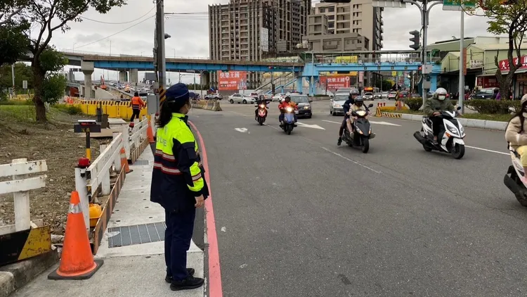 警方執行交崗勤務。蘆洲警分局提供