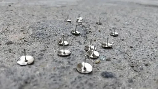 搶單失敗「路上撒3000枚圖釘」報復同行　外送員誤坑10騎士被判刑