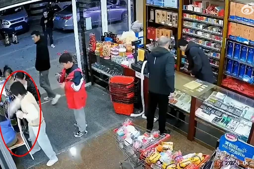 爆走女童把小男孩當沙包狂扁！仙女媽一來就示範「一句話惹毛所有人」