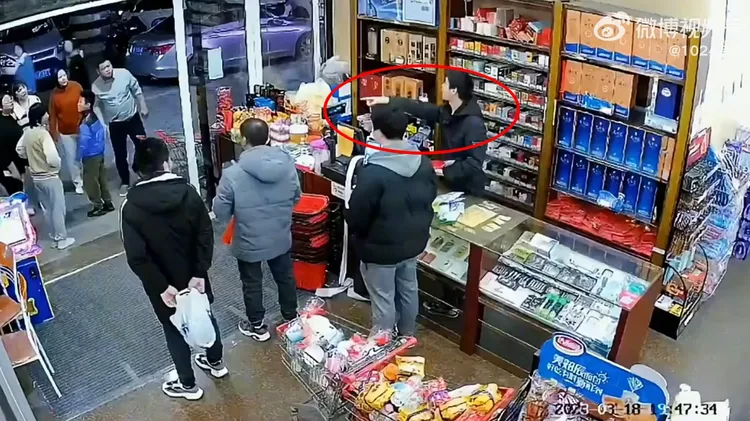 沒想到小女孩還惡人先告狀，媽媽也要她揍回去，讓店家再也看不下去，大喊報警。引自微博