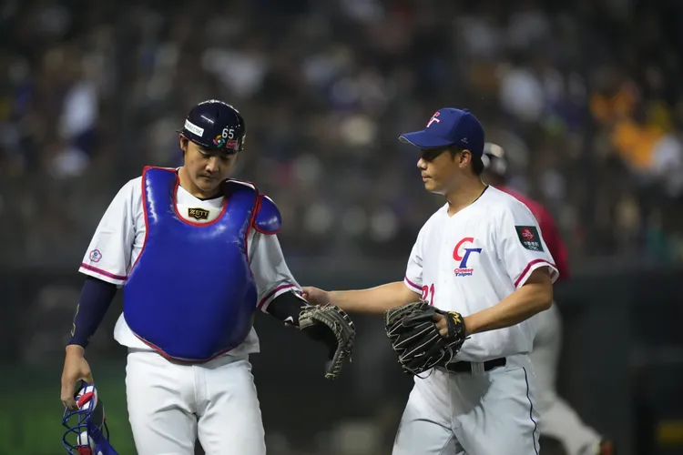 李振昌(右)為中華隊止血，但中華隊還是不敵巴拿馬。悍創提供