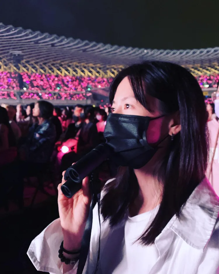 林予晞自備望遠鏡看BLACKPINK演唱會。翻攝林予晞臉書