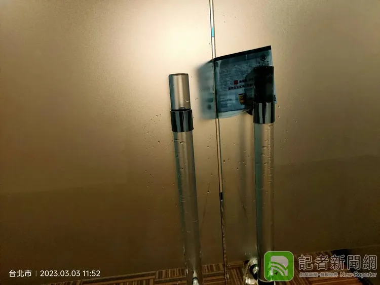 男子自曝潑在《日本經濟新聞》台灣分社門口的液體是尿。翻攝自臉書「記者新聞網」