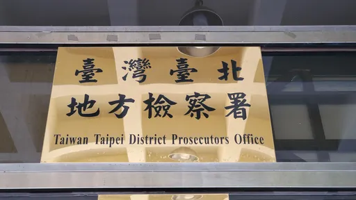 2男半夜大樓外牆塗鴉被逮！竟拿立可白塗8警車報復　結果很意外