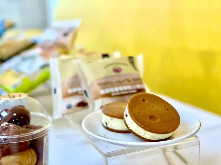 限定版「白蘭地葡萄餅乾三明治」，將浸泡台酒玉山白蘭地的葡萄乾融入奶油乳酪內餡，售價45元。曾仲葳攝