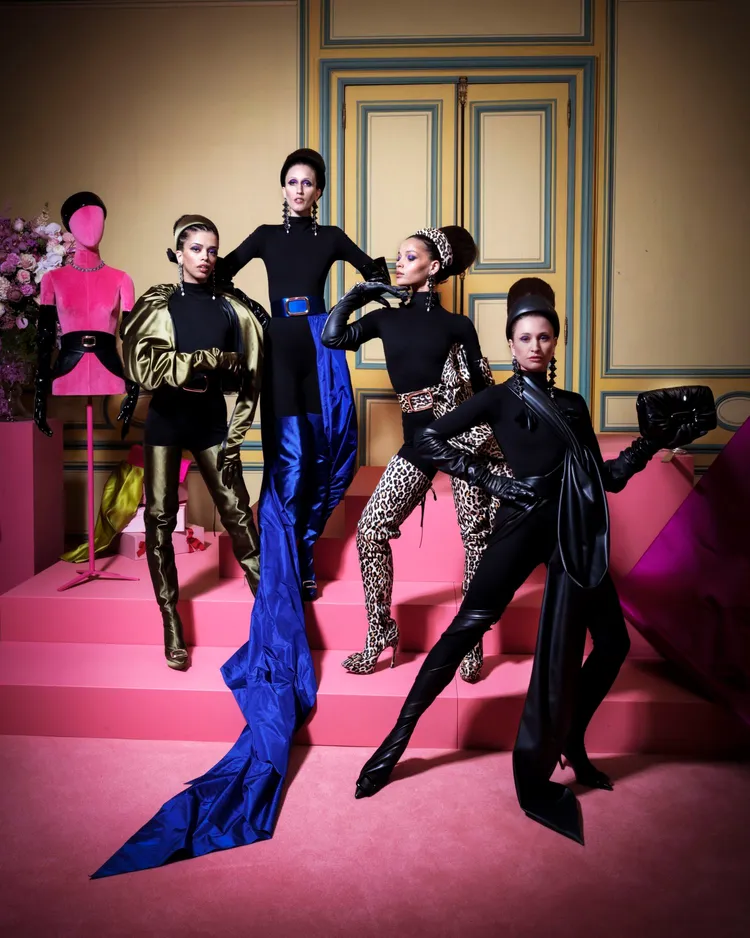 Roger Vivier 2023秋冬系列透過身著黑色華服的曼妙摩登女郎，呈現耀眼的鞋履與配飾，詮釋出造型的力量與性感。品牌提供